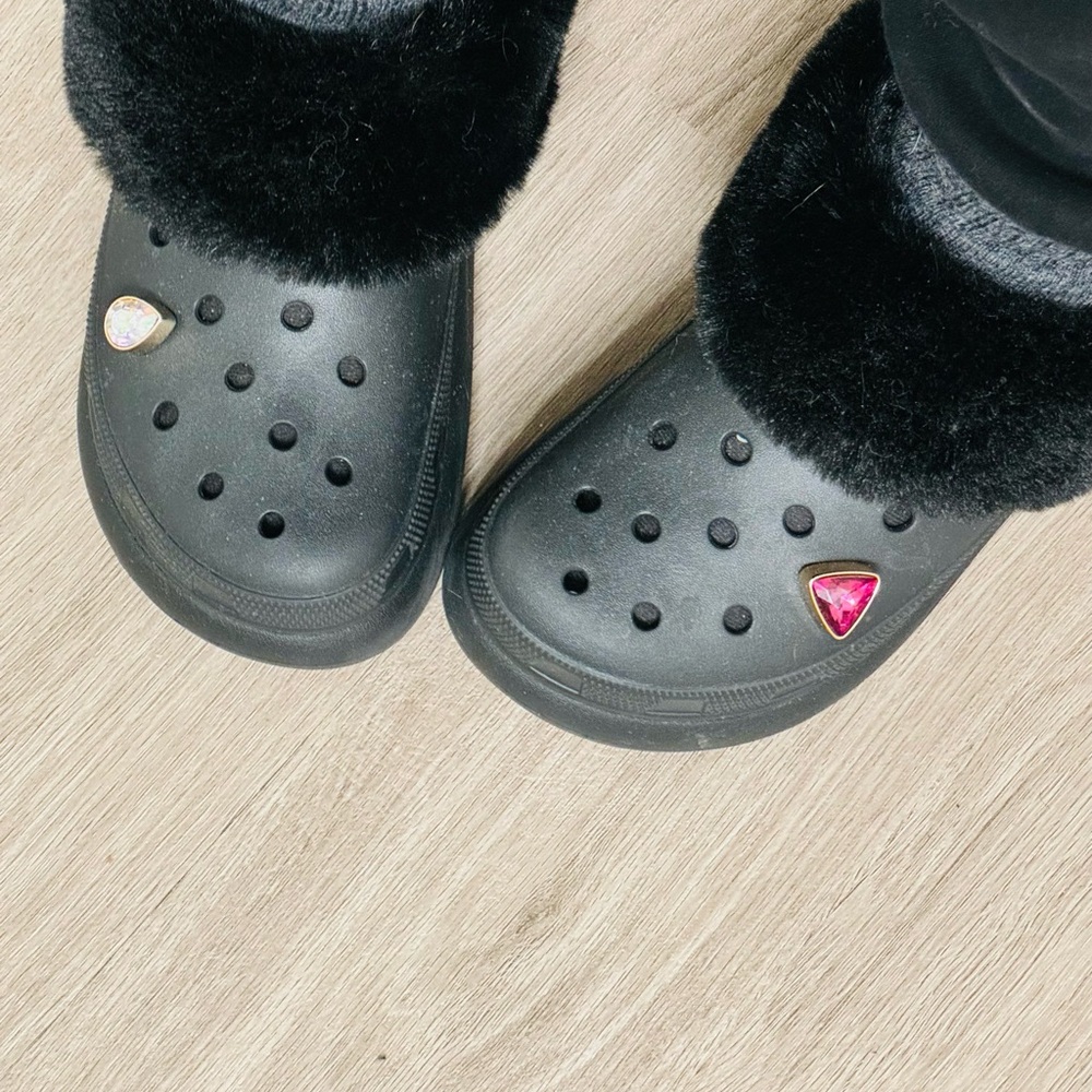 Women's Sz 9 VGUC black furrever croc Sz 9